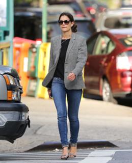 Katie Holmes feet photo thumbnail