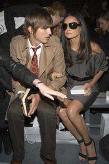 Demi Moore feet photo thumbnail