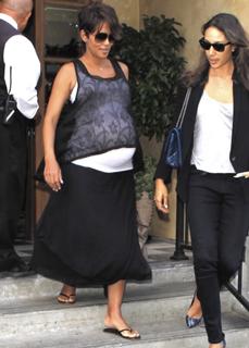 Halle Berry feet photo thumbnail