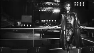 Jennifer Lopez feet photo thumbnail