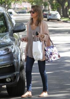 Jessica Alba feet photo thumbnail