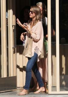 Jessica Alba feet photo thumbnail