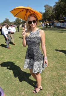 Kaley Cuoco feet photo thumbnail