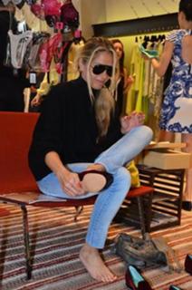 Adriane Galisteu feet photo thumbnail