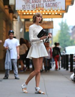 Karlie Kloss feet photo thumbnail