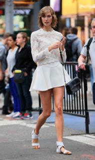 Karlie Kloss feet photo thumbnail