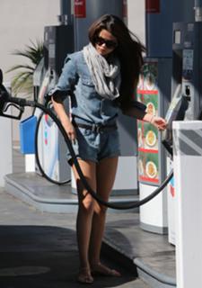 Selena Gomez feet photo thumbnail