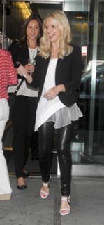 Sarah Michelle Gellar feet photo thumbnail