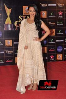 Sonakshi Sinha feet photo thumbnail