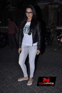 Sonakshi Sinha feet photo thumbnail