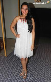 Sonakshi Sinha feet photo thumbnail
