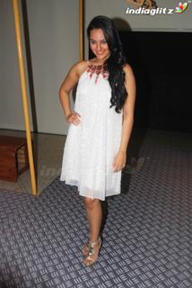 Sonakshi Sinha feet photo thumbnail