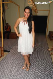 Sonakshi Sinha feet photo thumbnail