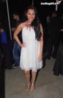 Sonakshi Sinha feet photo thumbnail