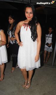 Sonakshi Sinha feet photo thumbnail