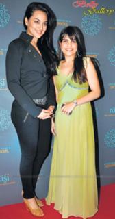 Sonakshi Sinha feet photo thumbnail