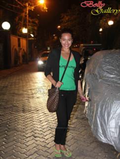 Sonakshi Sinha feet photo thumbnail