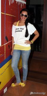 Sonakshi Sinha feet photo thumbnail