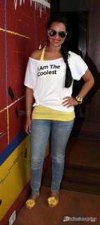 Sonakshi Sinha feet photo thumbnail