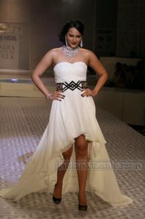 Sonakshi Sinha feet photo thumbnail
