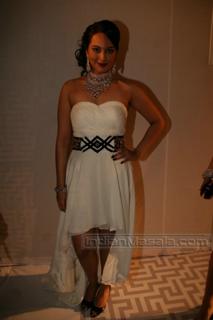 Sonakshi Sinha feet photo thumbnail