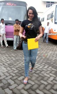 Sonakshi Sinha feet photo thumbnail