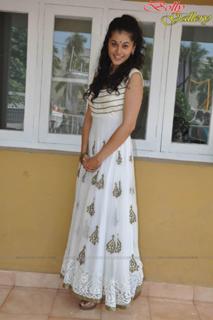Taapsee Pannu feet photo thumbnail