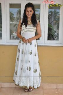 Taapsee Pannu feet photo thumbnail