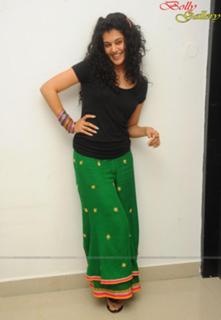 Taapsee Pannu feet photo thumbnail