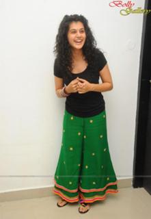 Taapsee Pannu feet photo thumbnail