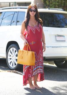 Jennifer Love Hewitt feet photo thumbnail