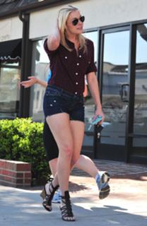LeAnn Rimes feet photo thumbnail