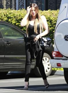 Khloé Kardashian feet photo thumbnail