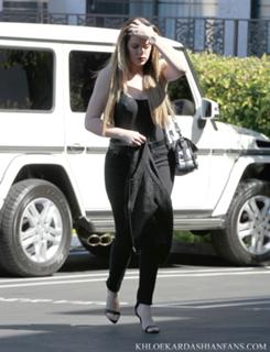 Khloé Kardashian feet photo thumbnail