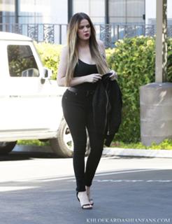 Khloé Kardashian feet photo thumbnail