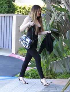 Khloé Kardashian feet photo thumbnail