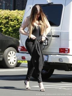 Khloé Kardashian feet photo thumbnail