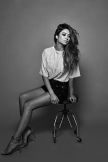 Shay Mitchell feet photo thumbnail