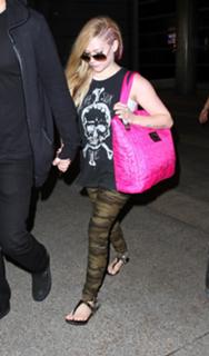 Avril Lavigne feet photo thumbnail