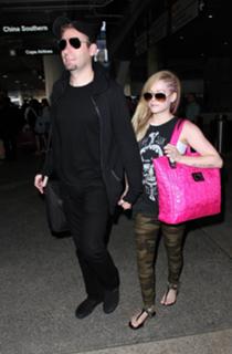 Avril Lavigne feet photo thumbnail