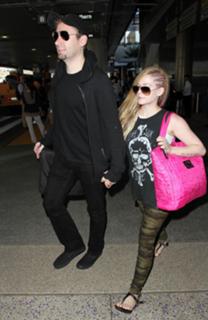 Avril Lavigne feet photo thumbnail