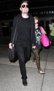 Avril Lavigne feet photo thumbnail