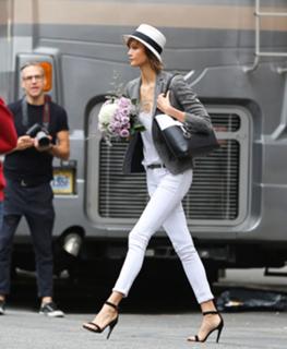 Karlie Kloss feet photo thumbnail