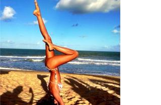 Izabel Goulart feet photo thumbnail