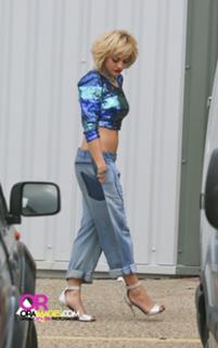 Rita Ora feet photo thumbnail