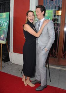 Shailene Woodley feet photo thumbnail