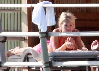 Carrie Underwood feet photo thumbnail