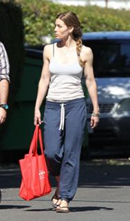 Jessica Biel feet photo thumbnail