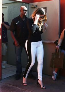 Khloé Kardashian feet photo thumbnail