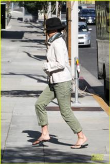 Jennifer Aniston feet photo thumbnail